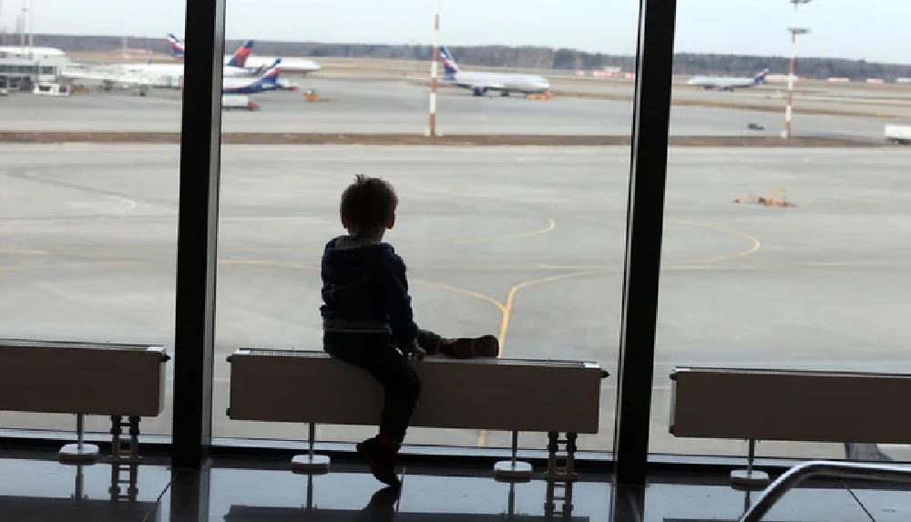 Как 10-летний мальчик остался один в чужой стране: Air Astana объяснила причины